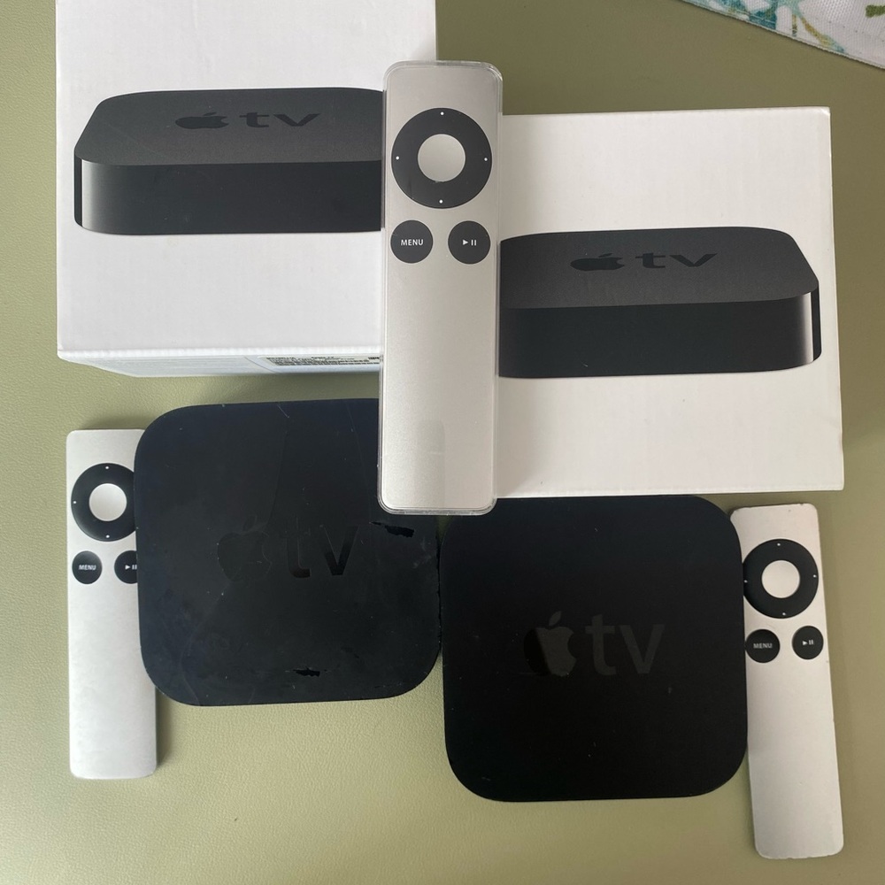 Apple TV Media Streamer Bundle (MD199LL/A) in Black with Silver Remotes